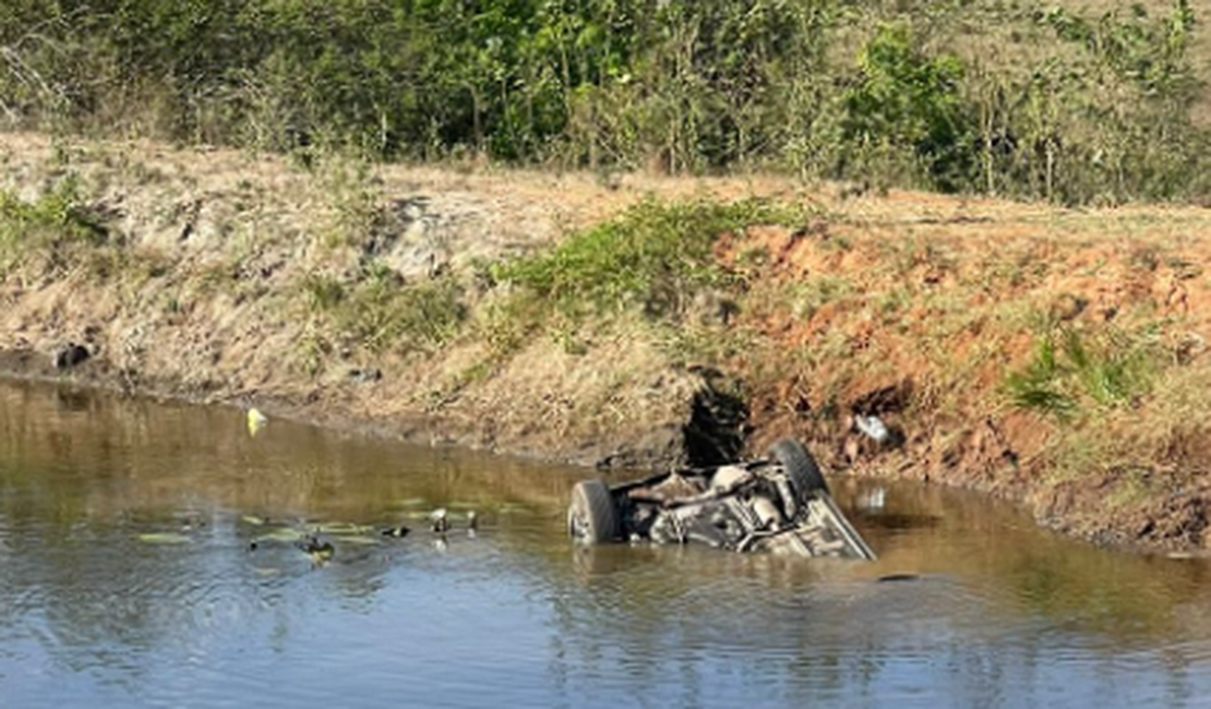 Carro capota e cai dentro de barragem em Lagoa da Canoa