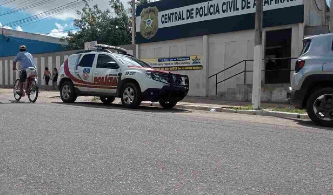 Loja é invadida e furtada no Centro de Arapiraca; suspeito é levado à delegacia