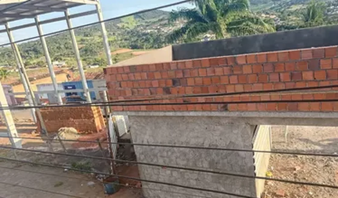 Moradores e fiéis católicos contestam construção de quiosque em frente à Igreja no centro de Coité do Nóia