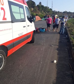Mulher é socorrida com ferimentos após ser atropelada em Murici