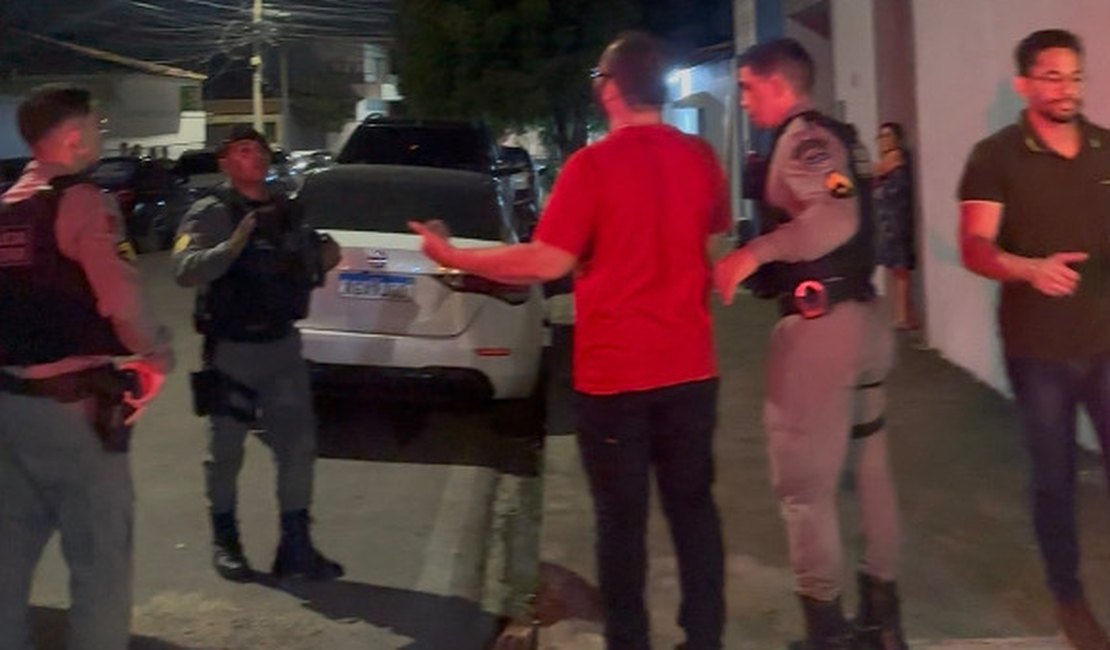 Advogado Petista é conduzido à delegacia após PM encontrar arma em bar de Arapiraca