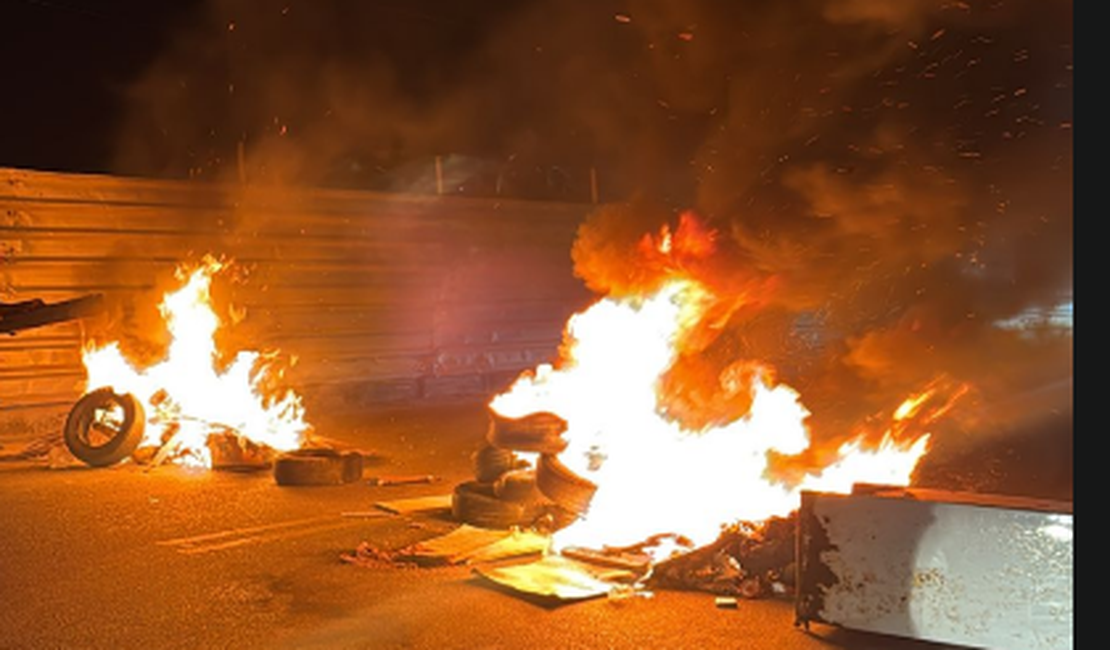 Moradores bloqueiam AL-101 Norte em protesto por falta de água em Riacho Doce
