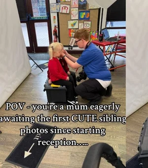 Mãe recebe fotos escolares dos filhos e se surpreende com resultado