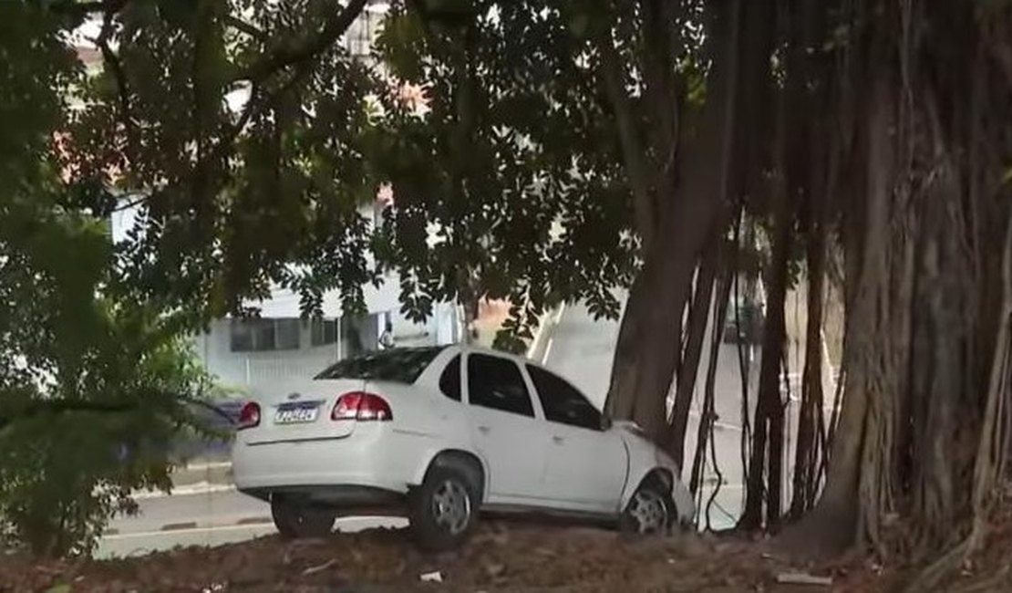 Carro fica pendurado em ribanceira após invadir canteiro e bater em árvore no Farol