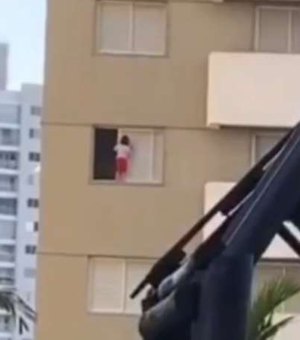 Criança é flagrada caminhando em janela de prédio
