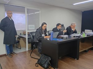 Mãe de Anne Larissa relata relação conturbada da filha com o acusado durante julgamento