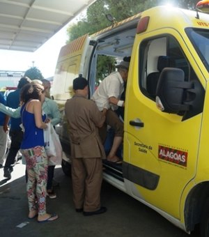 Condutor de micro-ônibus atropela duas pessoas na Rodovia AL-215