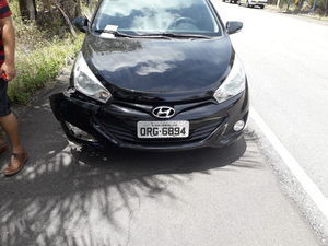 Carro tenta fugir de viatura do BPRv e colide com moto