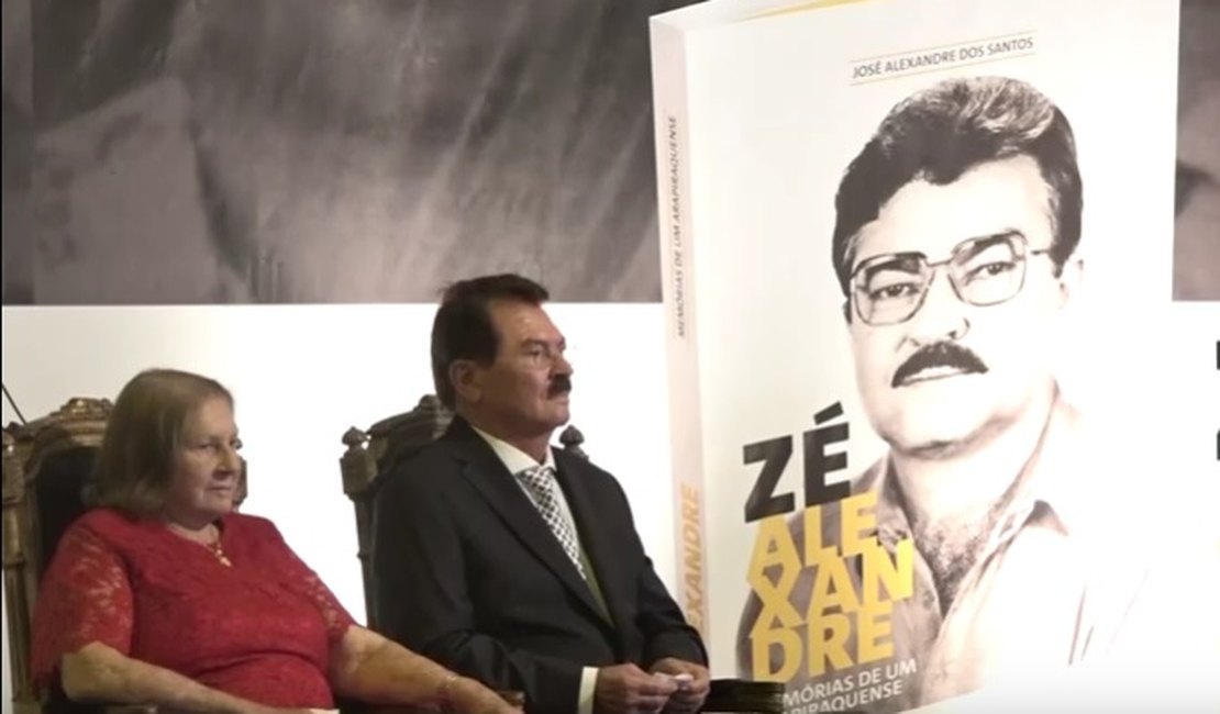 Zé Alexandre lança livro de memórias e reúne autoridades em Arapiraca
