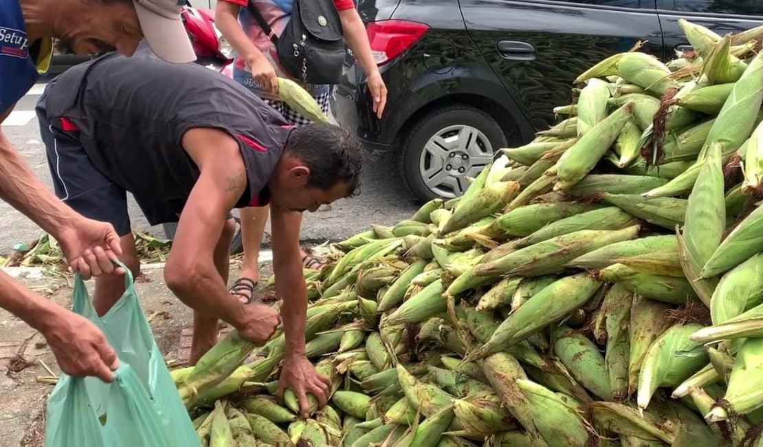 Venda de milho aquece comércio na Praça da Faculdade às vesperas do São João