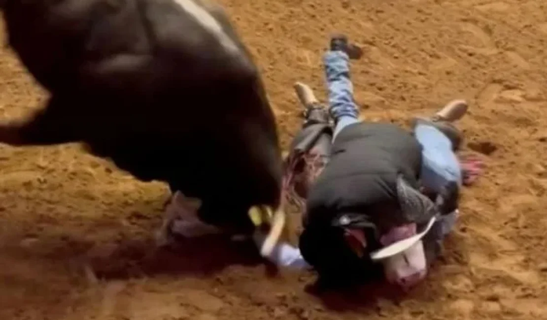 [Vídeo] Pai se joga sobre filho desmaiado para protegê-lo de touro em rodeio