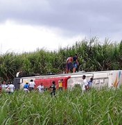 Ônibus capota em trecho da BR-104 em Ibateguara