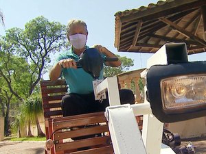 Idoso de 84 anos cria charrete mecanizada e viraliza nas redes sociais