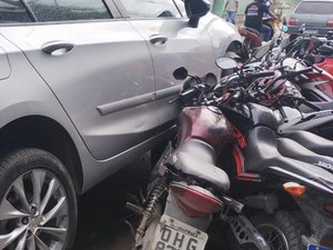 [Vídeo] Veja momento em que carro de passeio colide com 12 motos na frente de academia na Primavera