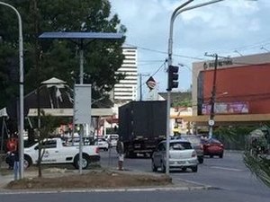 Semáforos amanhecem intermitentes na Avenida Fernandes Lima