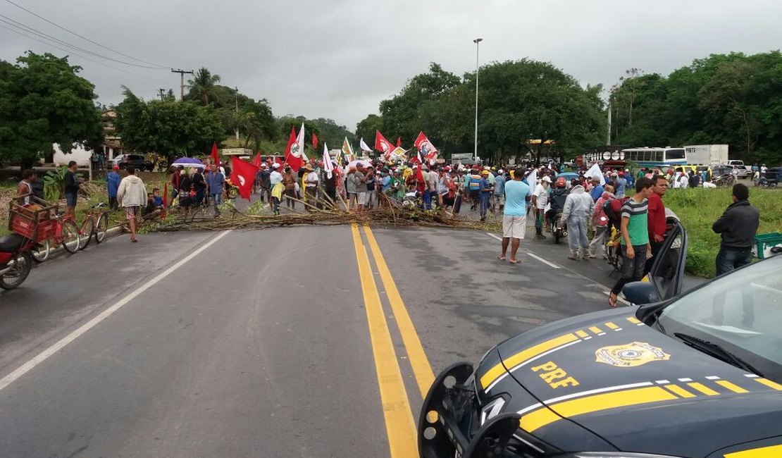 Trabalhadores rurais bloqueiam BR-104 e cobram entrega de terras da Usina Laginha