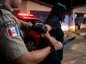 Mulher ameaça matar ex-companheiro com faca em via pública em Palmeira dos Índios