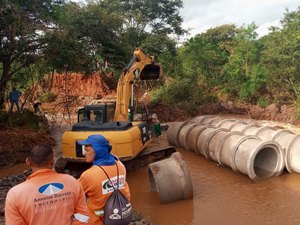 Obra de desvio segue em construção; pedestres se arriscam na travessia
