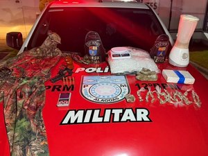 Dupla é presa após PM apreender 1 kg de cocaína e roupa camuflada em Maceió