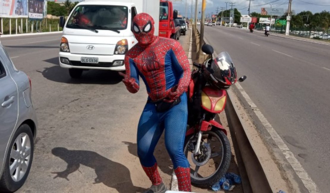 Homem-Aranha arapiraquense: das telas para a vida real