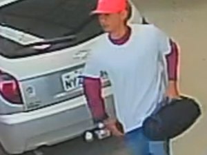 Câmera de segurança flagra momento em que assaltante entra em loja de carros, em Arapiraca