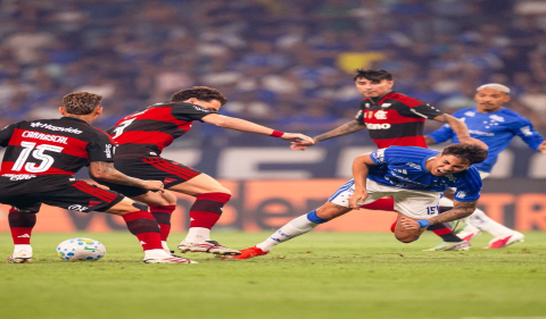 Flamengo sofre gol no fim, perde para o Cruzeiro e se afasta da liderança