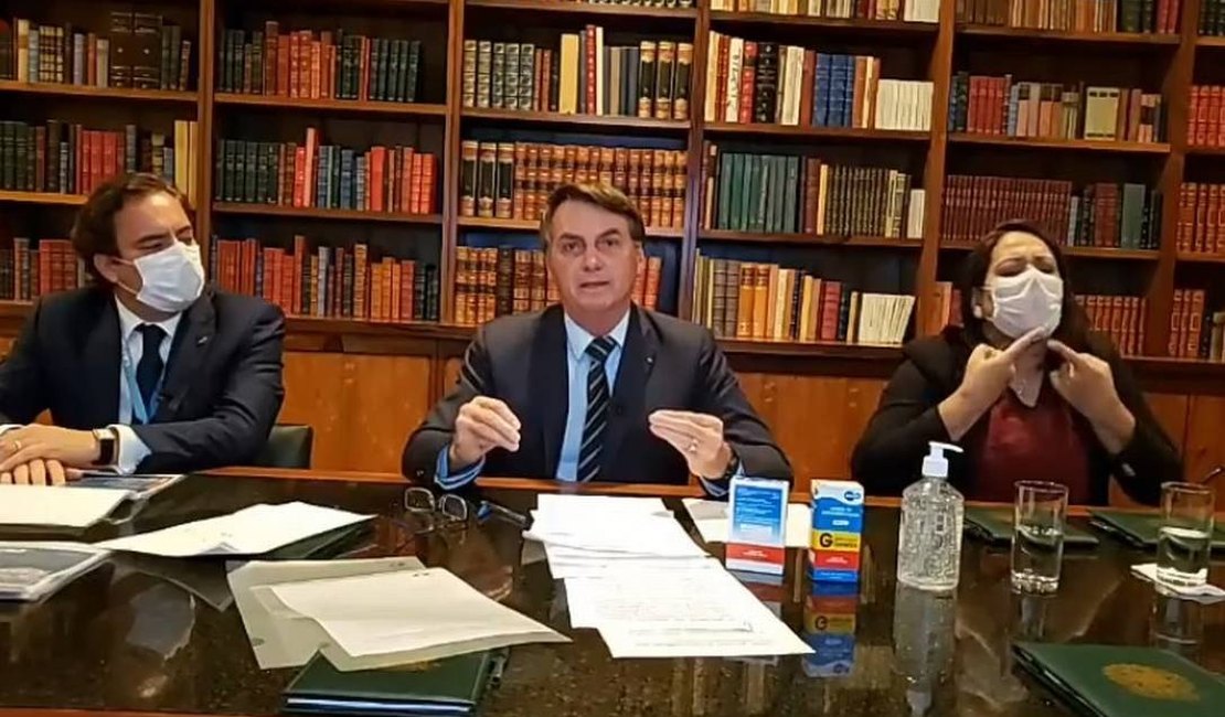 Bolsonaro diz que coronavírus não passará em lotéricas porque vidro é blindado 