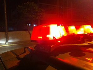 Três pessoas são presas e dois adolescentes apreendidos por tráfico de drogas