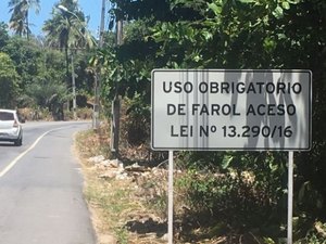 DER instala placas de alerta e retoma fiscalização da Lei do Farol Baixo
