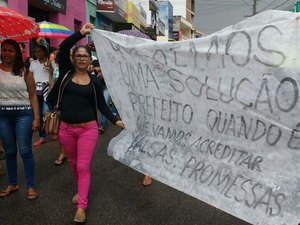 Vídeo: Moradores vão às ruas protestar contra prefeitura de Palmeira dos Índios