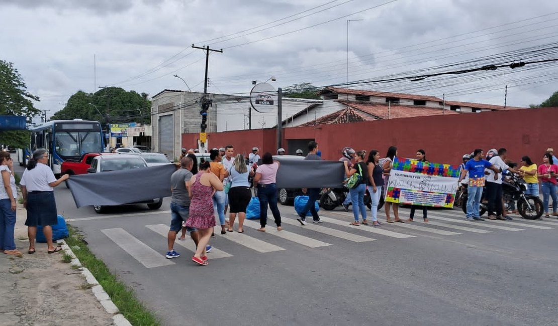 Pais de crianças autistas bloqueiam via para pedir retomada de equoterapia