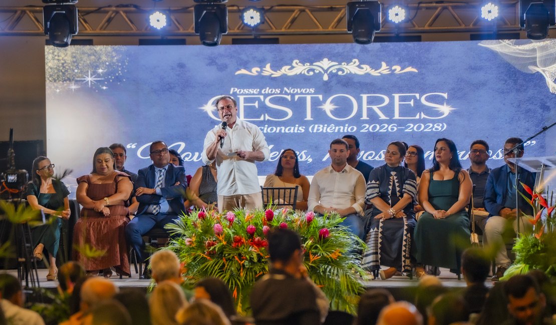 Luciano Barbosa empossa novos gestores escolares e anuncia proposta de reajuste salarial