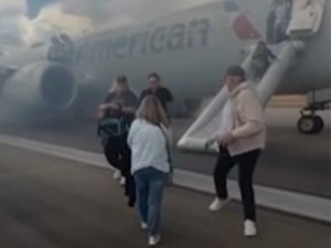 Avião é evacuado após falha no trem de pouso e princípio de incêndio nos EUA
