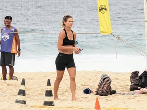 Luiza Valdetaro treina pesado e faz circuito na praia do Leblon, no Rio