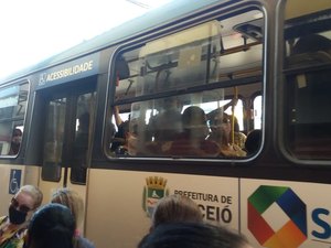 Maceioenses denunciam ônibus lotados após flexibilização na capital