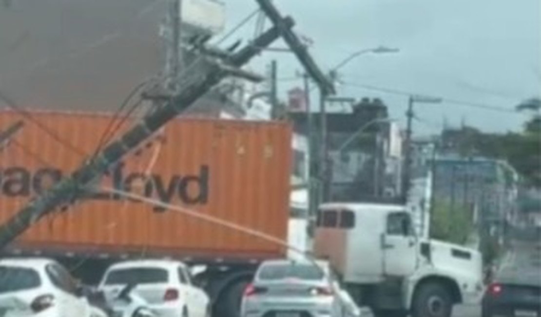 Carreta arrasta fiação e provoca tombamento de poste na Praça Sinimbu, em Maceió