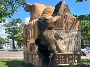 Governo de Alagoas inicia procedimentos para restaurar escultura do “Boi Bumbá”, em Jaraguá