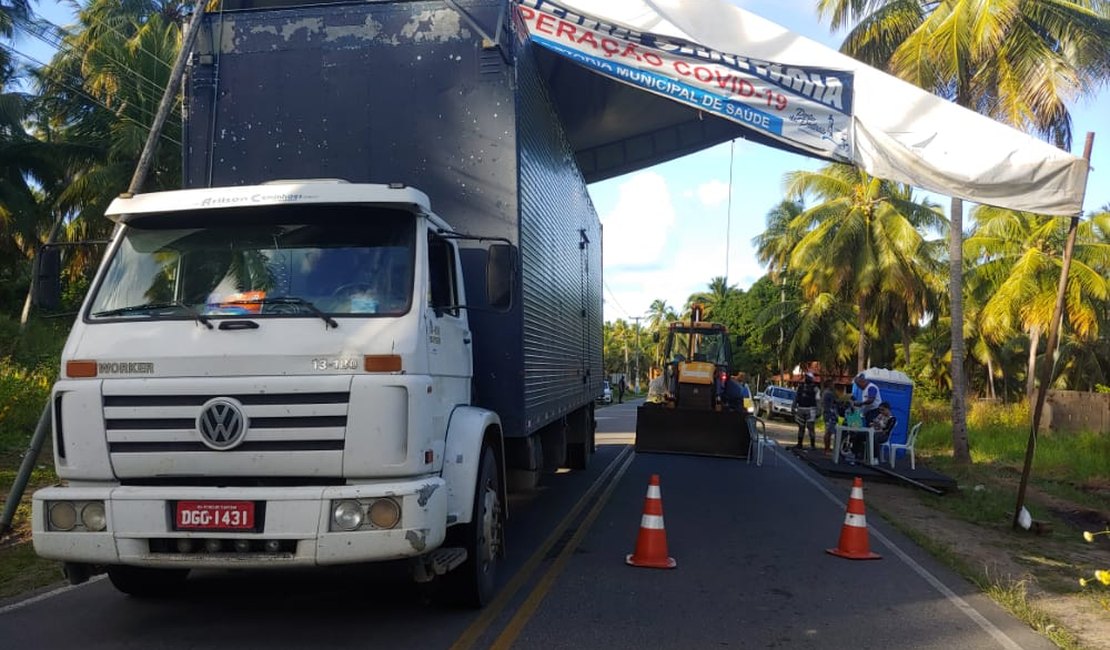 Caminhão colide com estrutura da barreira sanitária de Porto de Pedras