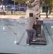 Vídeo mostra homem se desequilibrando ao pular na fonte do Parque Centenário