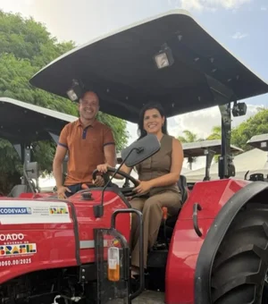 Prefeita Marcela recebe trator equipado da Codevasf para Novo Lino