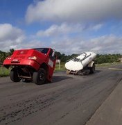 Caminhão-pipa parte ao meio após passar em quebra-molas