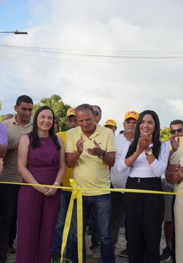 Prefeita Márcia Cavalcante inaugura calçamento no assentamento Amor