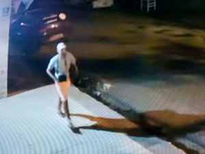 Imagens flagram criminoso arrombando carro em Arapiraca