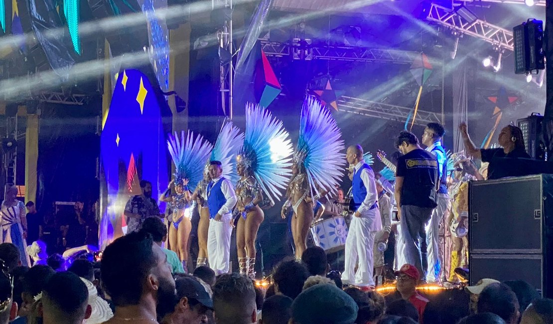 Após polêmica, Beija-Flor se apresenta no São João de Maceió e canta grandes sucessos do carnaval carioca