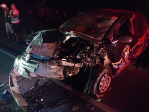 Carro invade contramão e colide frontalmente em outro condutor na AL 101