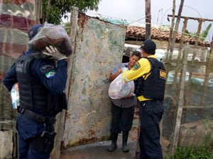 Agentes de trânsito fazem doação de cestas básicas em Maceió