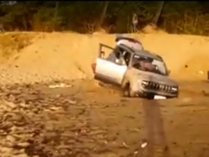 Carro com turistas fica atolado na areia da praia de Jacarecica, em Maceió