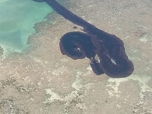 Vídeo mostra imensa mancha de petróleo no mar da Costa dos Corais