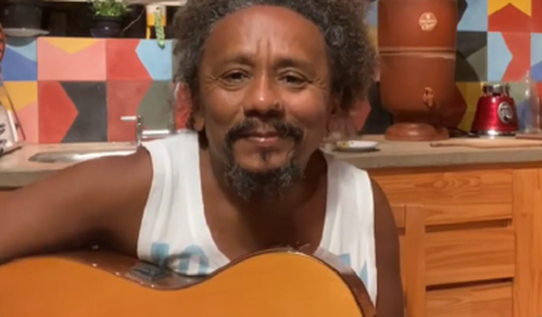 Fã pede que Chico César não cante 'música política' e cantor rebate: 'Não me peça para morrer calado'