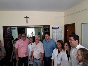 Rui Palmeira entrega quadra poliesportiva e unidade de saúde na parte alta de Maceió